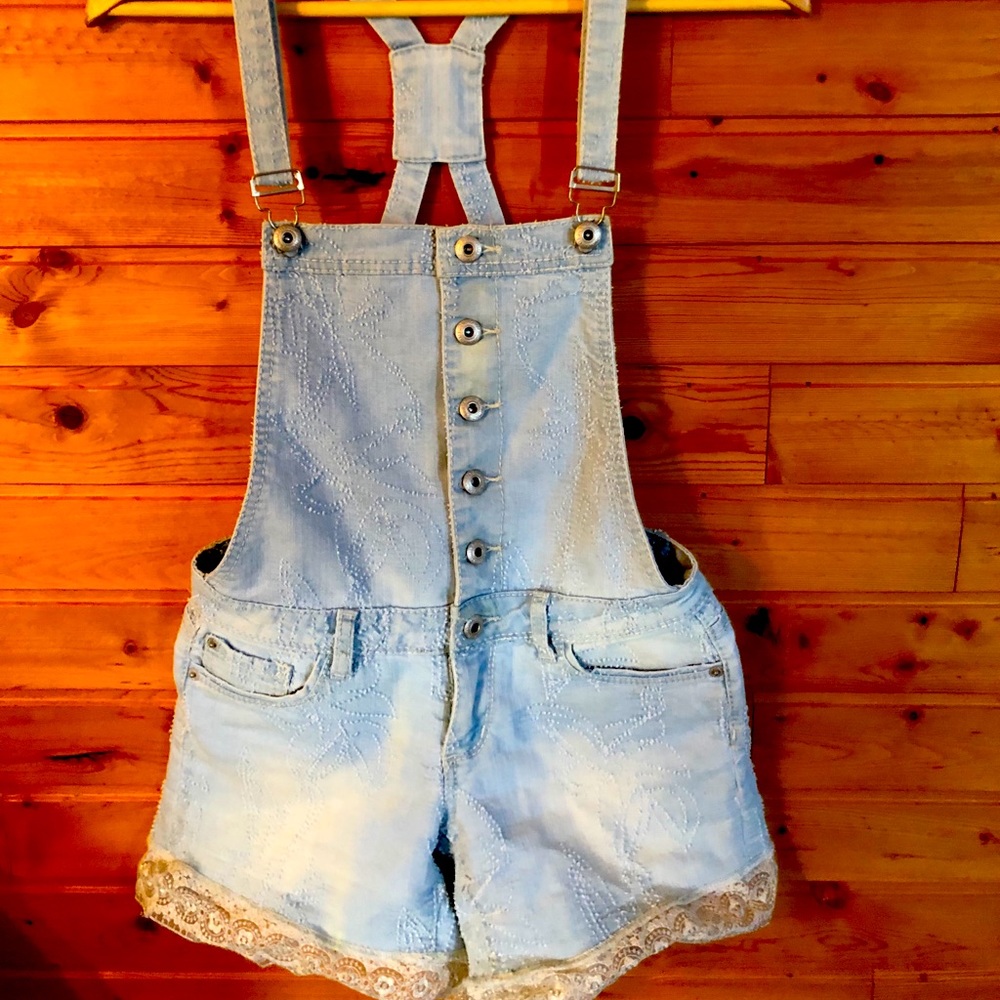 Overall shorts with lace/patterned jean material